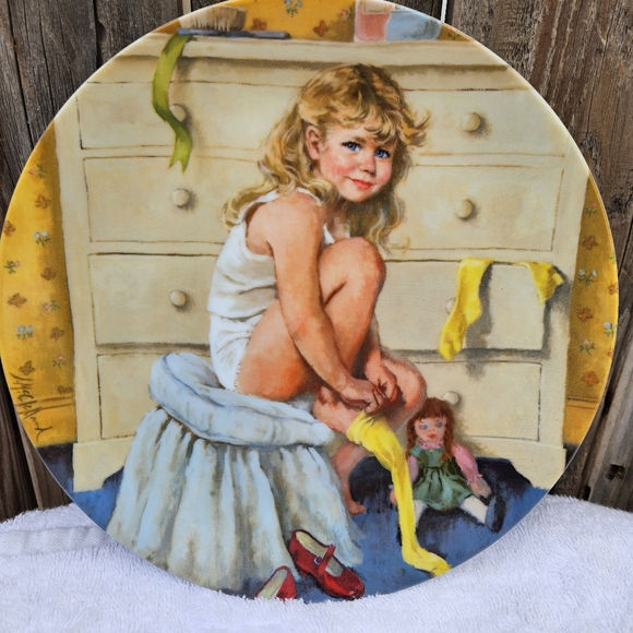 Getting Dressed Decorative Plate with Girl and Doll 1985 - Picture 4 of 15